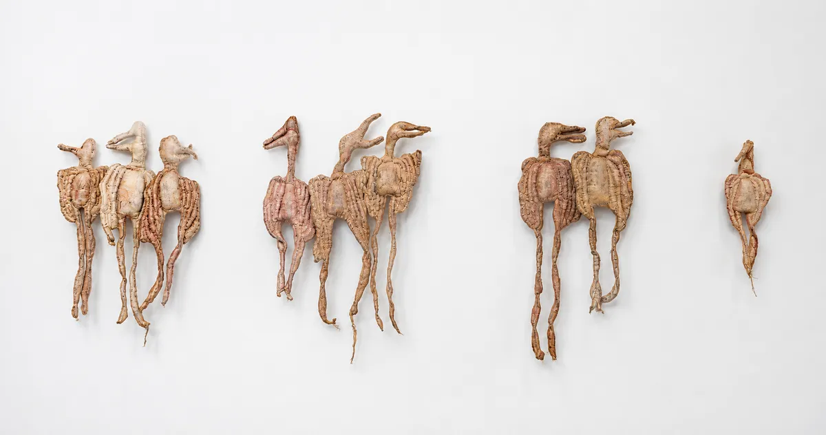 ELIANE DUARTE — 
Exposição Reza, Central Galeria, São Paulo, 2024
Texto crítico: Catarina Duncan

Corpos costurados se agrupam como um bando de seres em deslocamento — entre aves, organismos, amuletos e entidades. Em sua leitura de Eliane Duarte, Catarina Duncan identifica formas da natureza que ganham corpo através de uma “costura visceral”: um procedimento em que o artesanal se aproxima do cirúrgico e a matéria deixa de ser superfície para tornar-se presença. São objetos-amuletos-rezos, formas que parecem carregar vida e força próprias