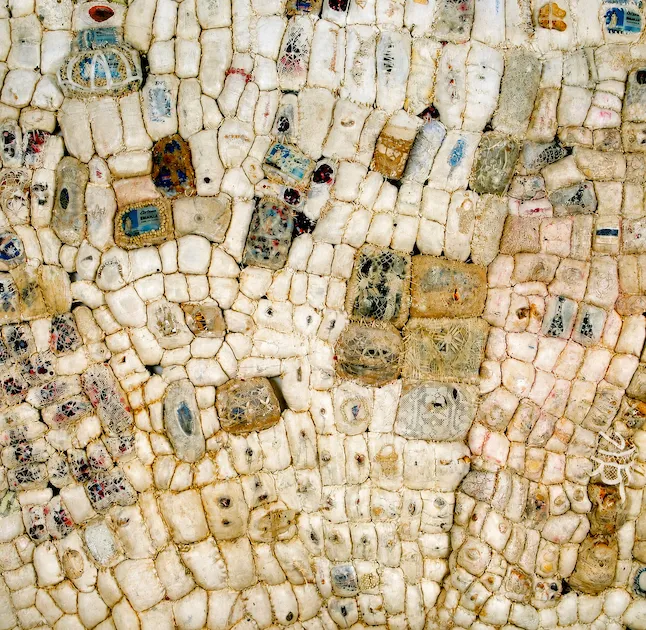 ELIANE DUARTE — FRAGMENTO DE IEMANJÁ
Coleção Gilberto Chateaubriand / MAM Rio

Em Iemanjá, matéria, corpo e sagrado se encontram. Catarina Duncan situa a obra entre aquelas em que Eliane reverencia entidades e orixás, atribuindo à escultura uma dimensão de proteção, transformação e presença. A matéria costurada adquire pele e vida: uma forma biomórfica que, como observa Viviane Matesco, habita a tensão entre víscera e germinação, atração e repulsa, morte e renascimento.