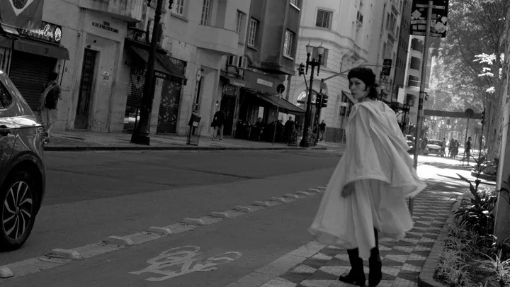Confira o clipe de Slowdancing, novo single de Marina Mole