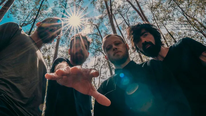 Filme-sessão Desentristecer, projeto audiovisual da banda Hover