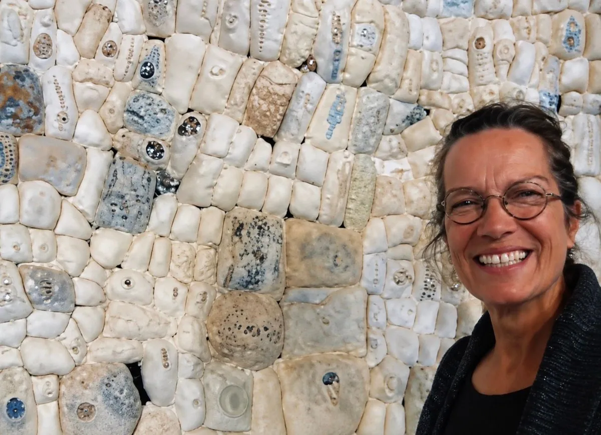 Frame de Eliane Duarte — Flor de Lótus, 1998. Eliane Duarte junto a Fragmento de Yemanjá, no Museu de Arte Moderna do Rio de Janeiro (MAM Rio).

O registro reúne, no mesmo quadro, a artista, sua obra e uma das instituições centrais da arte moderna e contemporânea brasileira. Filmada em 1998, a imagem integra o arquivo histórico e iconográfico de Flor de Lótus, documentando a circulação institucional da produção de Eliane Duarte e sua presença no cenário artístico daquele período.

Mais de duas décadas depois, o frame adquire também o valor de documento de uma época, preservando relações entre artista, obra, museu e uma geração da arte contemporânea brasileira enquanto essa história ainda estava sendo construída.

Frame do filme / Acervo audiovisual: Paulo Duarte — Guajupiá Filmes.