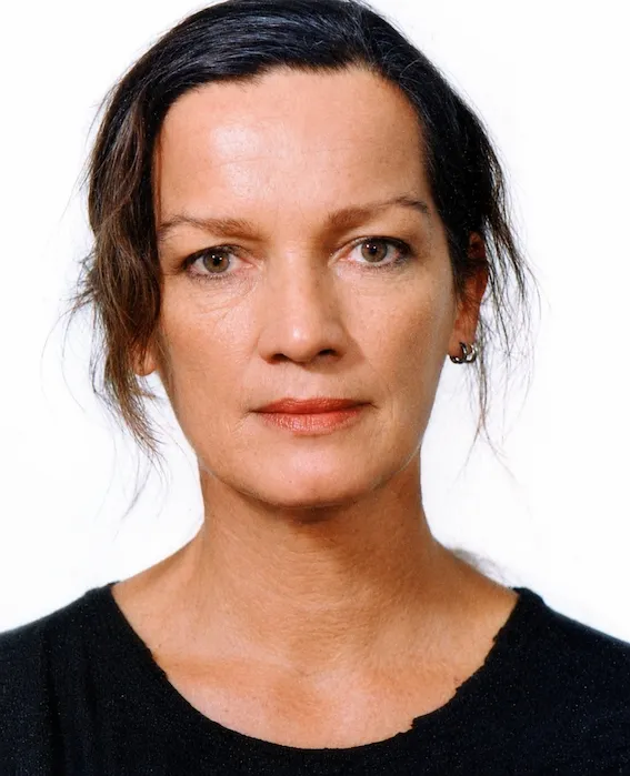 Eliane Duarte, início dos anos 1990.

Um retrato do período em que Eliane começava a consolidar sua trajetória nas artes visuais. A fotografia 3×4, originalmente um registro cotidiano e documental, ganha hoje outra dimensão: torna-se parte da iconografia da artista e testemunho de uma época decisiva de sua formação. Nos anos seguintes, sua pesquisa avançaria da pintura para o corpo, a matéria, a costura e as vestes, construindo a linguagem singular que marcaria sua presença na arte contemporânea brasileira dos anos 1990.

Arquivo pessoal de Eliane Duarte / Acervo Flor de Lótus.