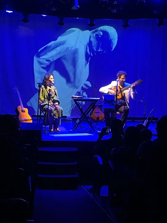 Verônica Ferriani e Alfredo Del-Penho cantam Cartola.