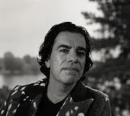 PAULO DUARTE — DIREÇÃO E PRODUÇÃO EXECUTIVA

Paulo Duarte é cineasta, artista visual e produtor executivo, com trajetória iniciada no cinema em 1997. Ao longo de quase três décadas, desenvolveu uma produção autoral independente marcada pela capacidade de transformar pesquisa artística em obras realizadas e colocá-las em circulação.

Seus filmes e projetos alcançaram festivais, mostras, museus, centros culturais e circuitos nacionais e internacionais, estabelecendo uma trajetória que articula criação, produção, formação de equipes, preservação de memória e diálogo com diferentes públicos.

À frente da Guajupiá Filmes, reúne experiência artística e capacidade executiva para conduzir projetos desde sua concepção e estruturação financeira até produção, finalização, circulação e prestação de resultados. Sua atuação busca conciliar excelência artística, responsabilidade na execução, acessibilidade, diversidade, impacto cultural e construção de legado.

Em Flor de Lótus, essa trajetória assume também uma dimensão histórica: Paulo transforma um arquivo cinematográfico iniciado em 1997 em uma obra destinada a preservar, contextualizar e ampliar o alcance da produção de Eliane Duarte, reconectando-a ao circuito contemporâneo e às novas gerações.

Uma trajetória construída não apenas pela criação de obras, mas pela capacidade de fazê-las existir, circular e permanecer.