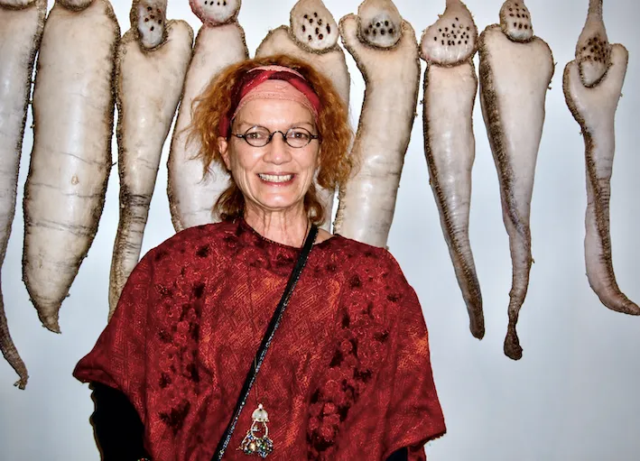 Registro de Eliane Duarte, 2006.

Realizadas no último ano de vida da artista, durante o período em que enfrentava o câncer, estas imagens constituem um dos núcleos mais sensíveis e historicamente relevantes do arquivo de Flor de Lótus. Iniciado em 1997, o acompanhamento cinematográfico atravessou quase uma década, preservando sua presença, sua voz, seu processo criativo e sua relação com a própria obra.

O registro de 2006 encerra esse percurso e transforma o arquivo em um testemunho audiovisual e iconográfico raro da trajetória de Eliane Duarte, preservando para a história da arte brasileira não apenas suas obras, mas a artista viva em seu tempo.

Eliane Duarte — Flor de Lótus. Acervo audiovisual: Paulo Duarte / Guajupiá Filmes.
