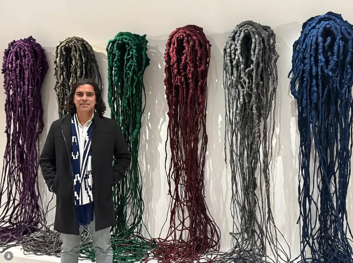 DA MEMÓRIA ÍNTIMA À MEMÓRIA PÚBLICA

Paulo Duarte diante de Ribalta, de Eliane Duarte, na Exposition Générale, Fondation Cartier pour l’art contemporain, Paris, 2026.

Há uma dimensão excepcional neste encontro: quase três décadas depois de iniciar as filmagens de Eliane, Paulo Duarte reencontra sua obra incorporada a uma das grandes coleções internacionais de arte contemporânea. Ribalta, ao fundo, deixa de pertencer apenas ao tempo em que foi criada e participa agora de uma história ampliada, atravessando instituições, países e gerações.

É precisamente esse o movimento de Flor de Lótus. O filme nasce de uma proximidade que nenhum arquivo institucional poderia reproduzir: um filho filmando a mãe durante anos, acompanhando criação, cotidiano, corpo, pensamento, ateliês e exposições. Mas seu destino não é permanecer no território familiar. Ao organizar e tornar público esse arquivo, Paulo transforma a intimidade em documento e o afeto em transmissão.

Em Paris, diante de Ribalta, o gesto iniciado pela câmera em 1997 encontra sua consequência histórica: Eliane deixa de pertencer apenas à memória de quem a conheceu para permanecer na memória coletiva da arte.

Paulo Duarte, 2026.