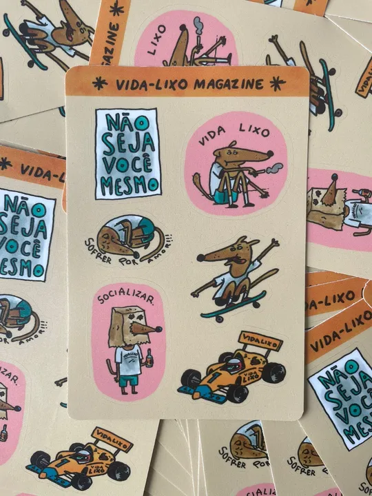 Chegou a cartela de adesivos da próxima Vida-Lixo