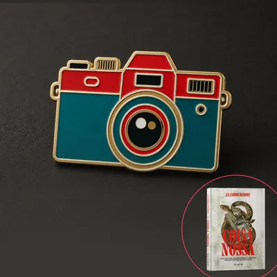 Livro impresso + Pin exclusivo (câmera)