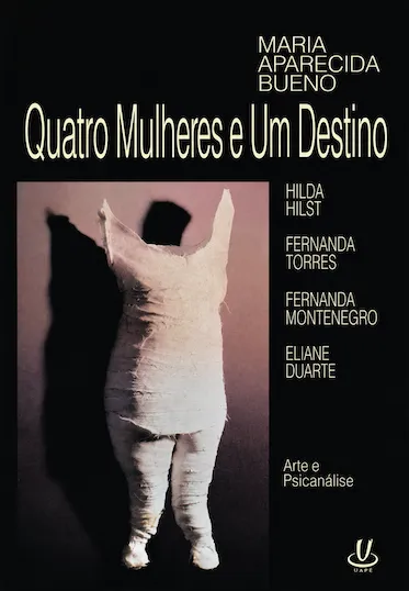 QUATRO MULHERES E UM DESTINO — ARTE E PSICANÁLISE, 1996

Em 1996, Eliane Duarte ocupa um lugar singular no livro Quatro Mulheres e um Destino — Arte e Psicanálise, de Maria Aparecida Bueno. A publicação reúne apenas quatro criadoras: Hilda Hilst, Fernanda Montenegro, Fernanda Torres e Eliane Duarte, aproximando literatura, teatro, cinema e artes visuais pelo território da psicanálise.

Eliane é a única artista visual do grupo e aparece ao lado de três mulheres que se tornaram referências fundamentais da cultura brasileira. Vista hoje, essa escolha adquire força histórica e evidencia a dimensão que sua produção já alcançava nos anos 1990.

Maria Aparecida Bueno foi também psicanalista de Eliane, acompanhando um período decisivo de transformação pessoal e artística. A experiência da análise atravessa sua trajetória e ajuda a compreender a liberdade com que Eliane rompe progressivamente os limites da pintura para investigar o corpo, a pele, a matéria, a costura, o feminino e o inconsciente, construindo uma linguagem profundamente própria.

Décadas depois, sua obra permanece ativa e volta a ocupar importantes espaços institucionais e internacionais, reafirmando a potência e a atualidade de sua produção.

Para Flor de Lótus, o livro é um documento fundamental: registra Eliane em plena transformação e a coloca, já em 1996, ao lado de Hilda Hilst, Fernanda Montenegro e Fernanda Torres, quatro mulheres de linguagens distintas reunidas para pensar criação, desejo, existência e inconsciente.

Um registro histórico de Eliane antes que o tempo revelasse toda a dimensão, a permanência e o alcance de sua obra.